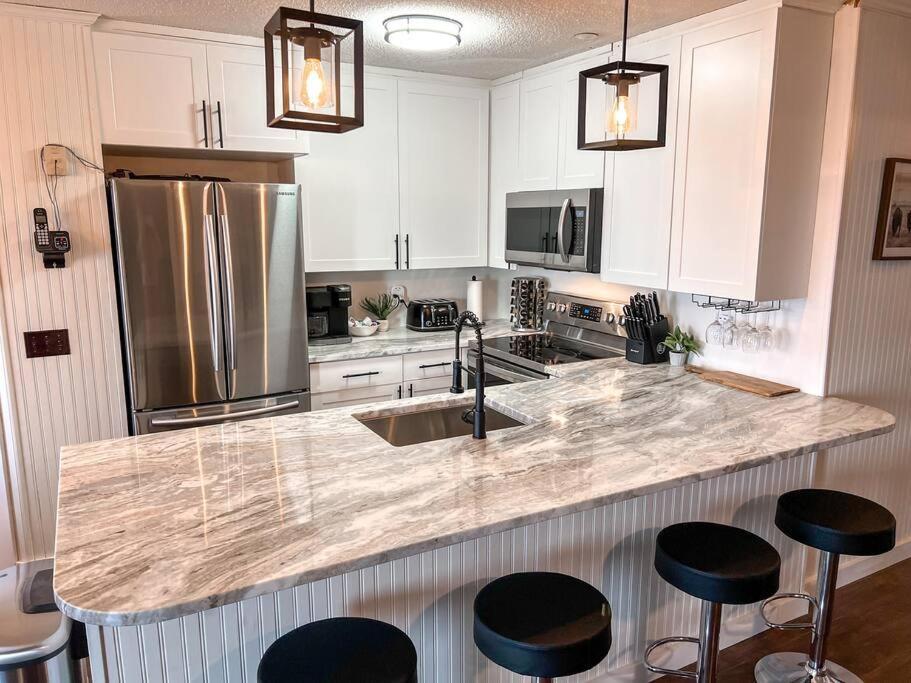 202D Summit - Completely Remodeled Modern Condo In Summit! スノーシュー エクステリア 写真