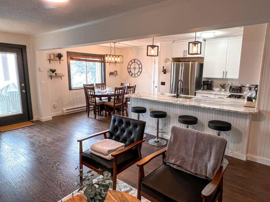 202D Summit - Completely Remodeled Modern Condo In Summit! スノーシュー エクステリア 写真