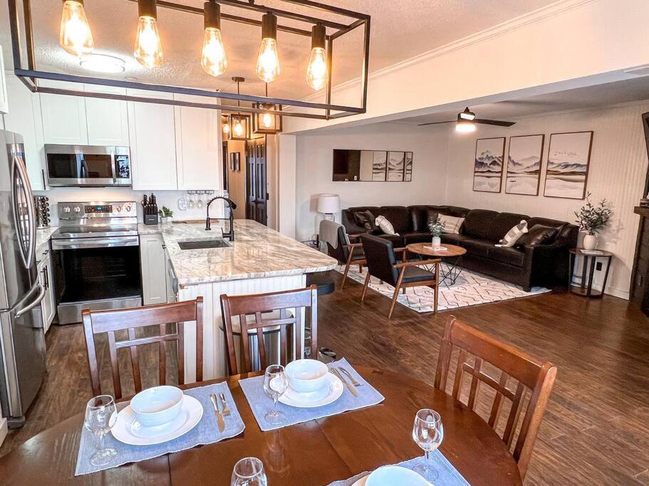 202D Summit - Completely Remodeled Modern Condo In Summit! スノーシュー エクステリア 写真